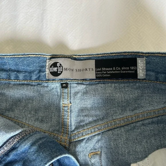 Levi’s Women’s  Silver Tab Distressed Mom Shorts Size 29 - Picture 3 of 3